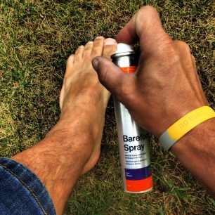 Feldten Aplikace prostředku Barefoot Spray před nasazením sandálů.