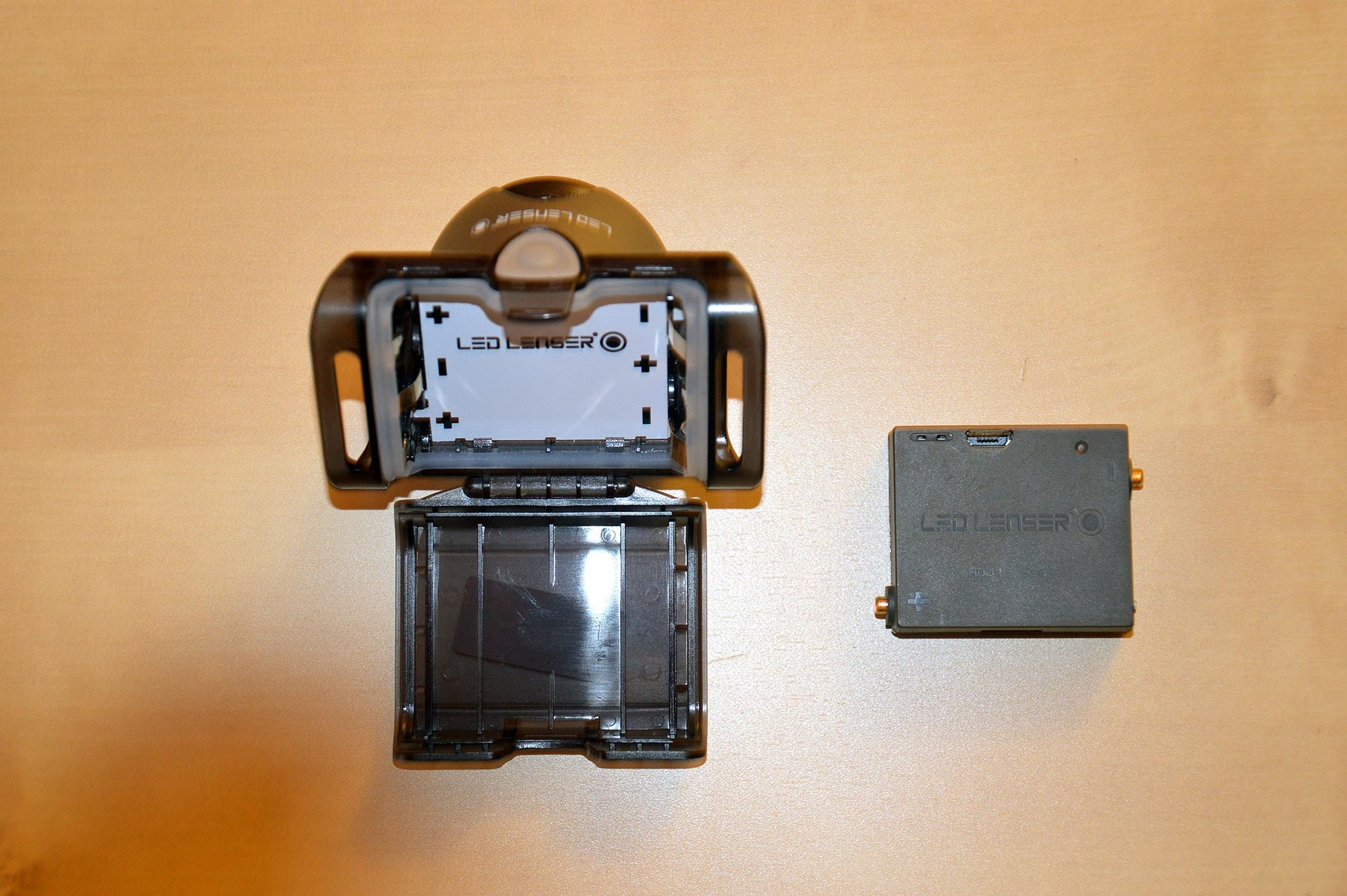 Ledlenser čelovka a svítilna na kolo B5R + B2R. Akumulátor a místo pro umístění akumulátoru v přední svítilně.