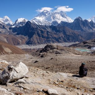 Drsná syrová krása Himálaje a možnost spatřit na vlastní oči hned čtyři osmitisícové velikány – Lhotse, Makalu, Cho Oyu i Mount Everest – jsou hlavním lákadlem třítýdenního treku do základního tábora nejvyšší hory světa.