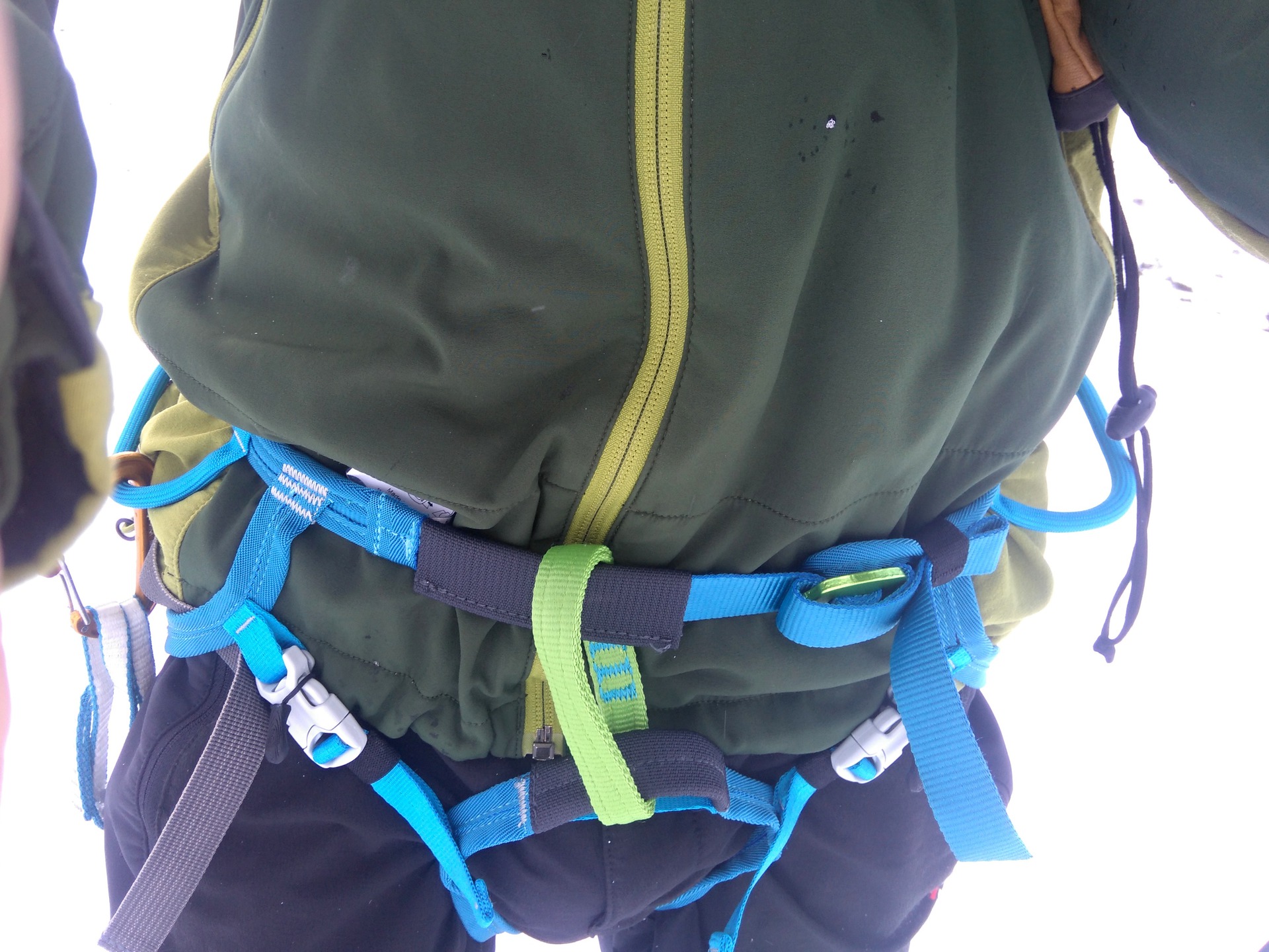 Hlavní popruh je třeba prostrčit jistícím okem.