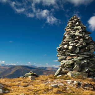 Kamenné mohyly na nejvyšším vrcholu hřebene Capatani – Nedeia (2130 m n. m.), Rumunsko.