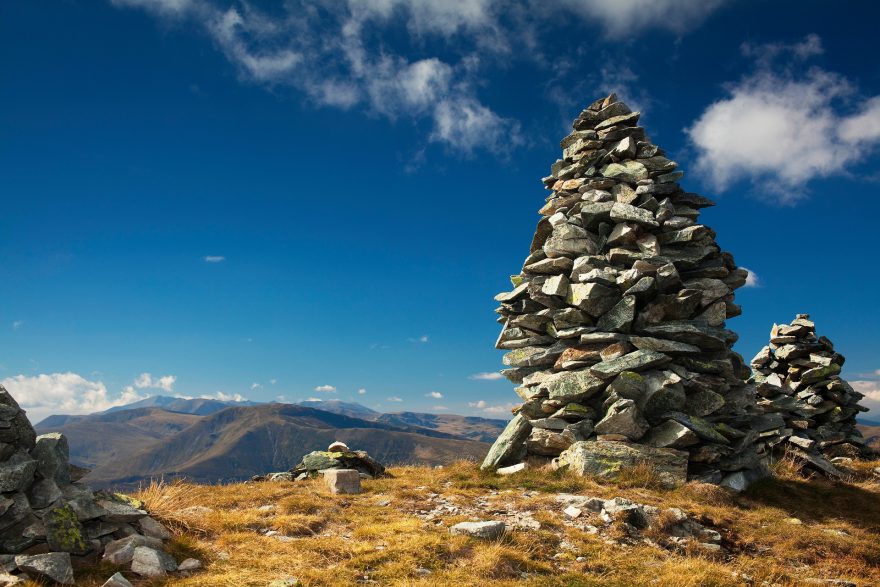Kamenné mohyly na nejvyšším vrcholu hřebene Capatani – Nedeia (2130 m n. m.), Rumunsko.