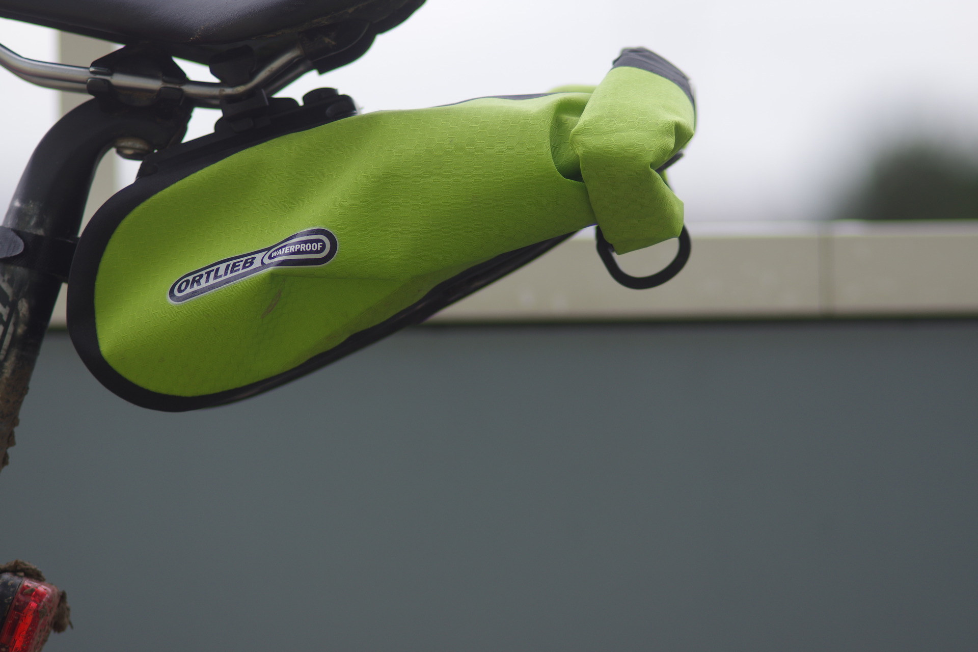 Ve velké kapse víka je i kapsička na doklady a klíče