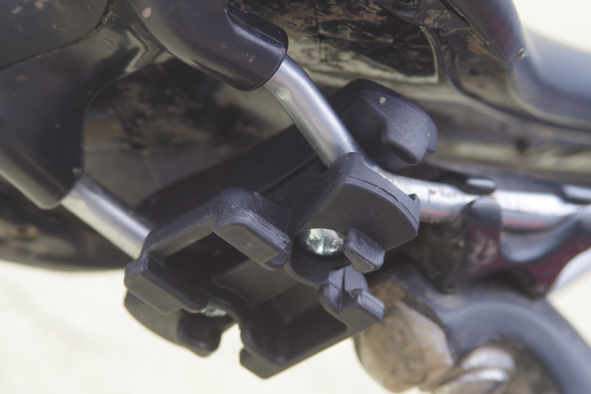 Na víku batohu jsou čtyři poutka na připevnění