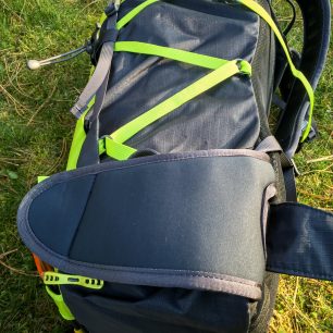 Bederní páš jde ohnout podél batohu tak, aby nevadil při použití sedacího úvazku.