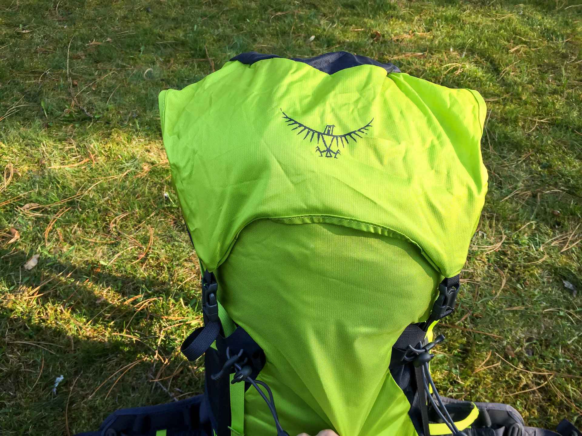 Horní víko jde odepnout a stále můžeme batoh uzavřít.