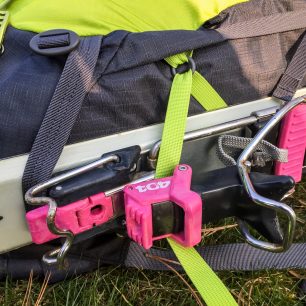 Detail přichycení na spodní části batohu (poutko), doladit se dá pomocí bočního kompresního popruhu.