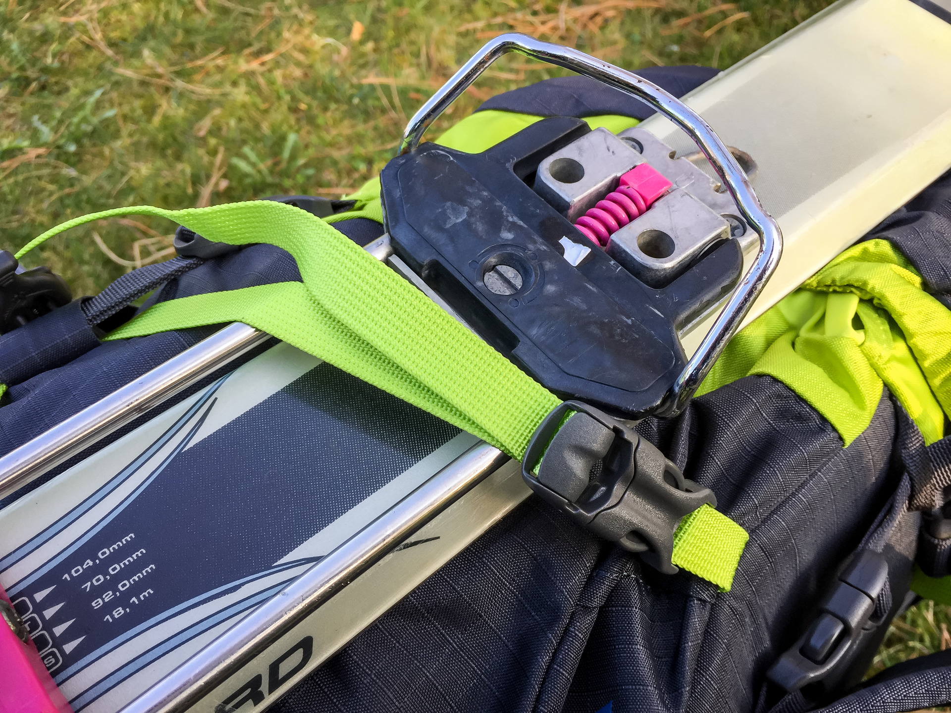 Horní část uchycení lyže s uzamykatelnou přezkou.