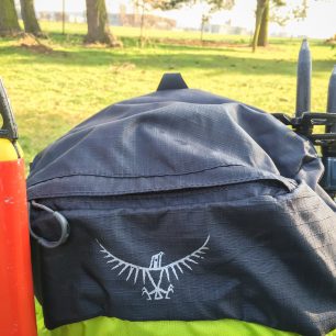 Dostatečně velká vnější kapsa.