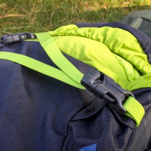 Vnější kompresní popruhy s uzamykatelnou sponou.