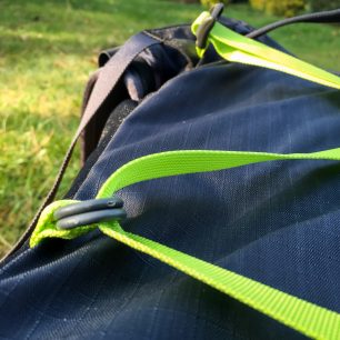 Detail prostředních oček na cočních kompresních popruzích.