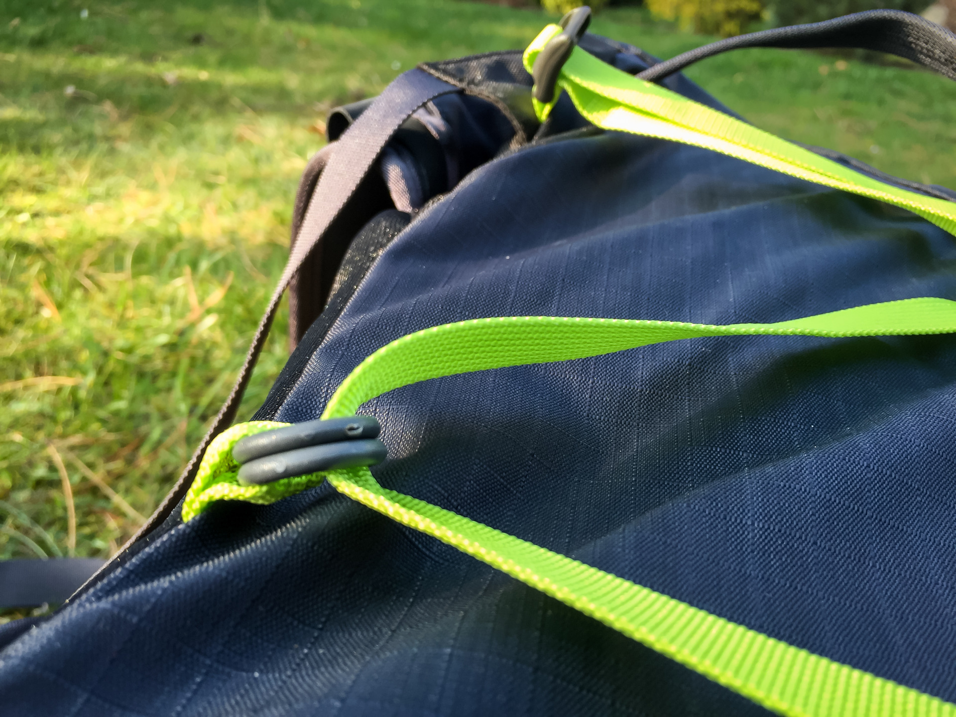 Rychlorozepínání hlavní komory batohu