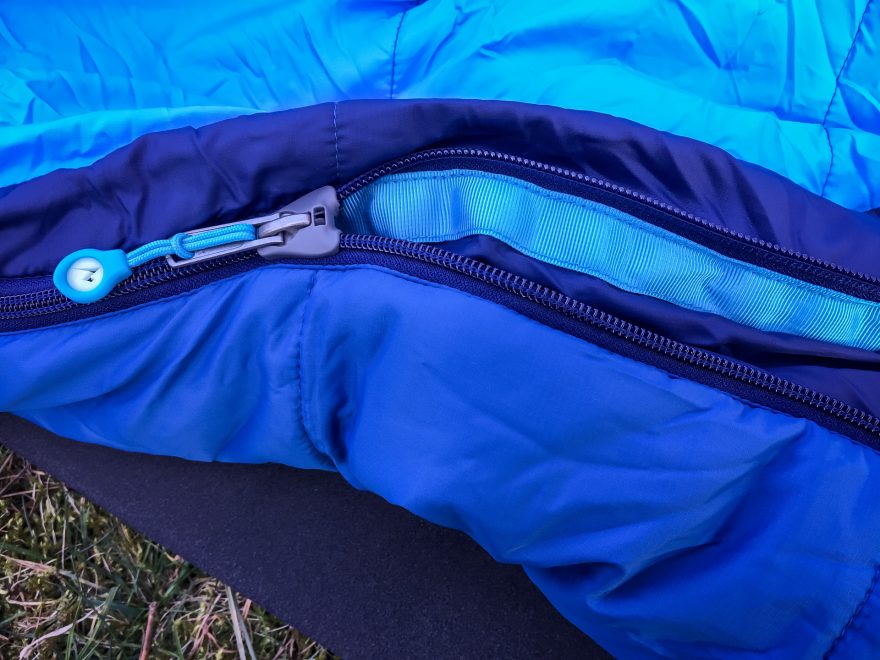 Podložení zipu proti zadrhávání.