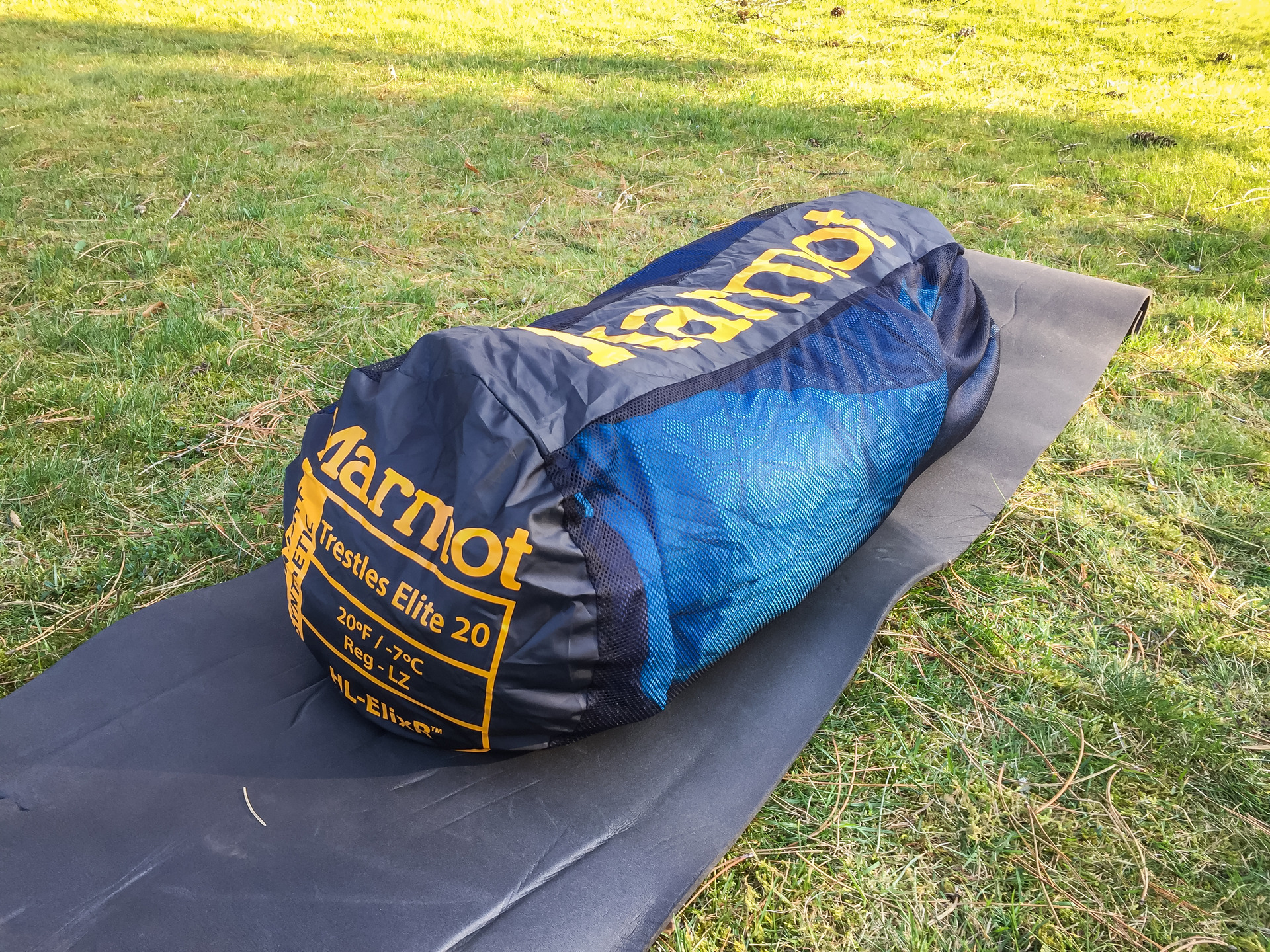 Velmi prostorný skladovací obal.