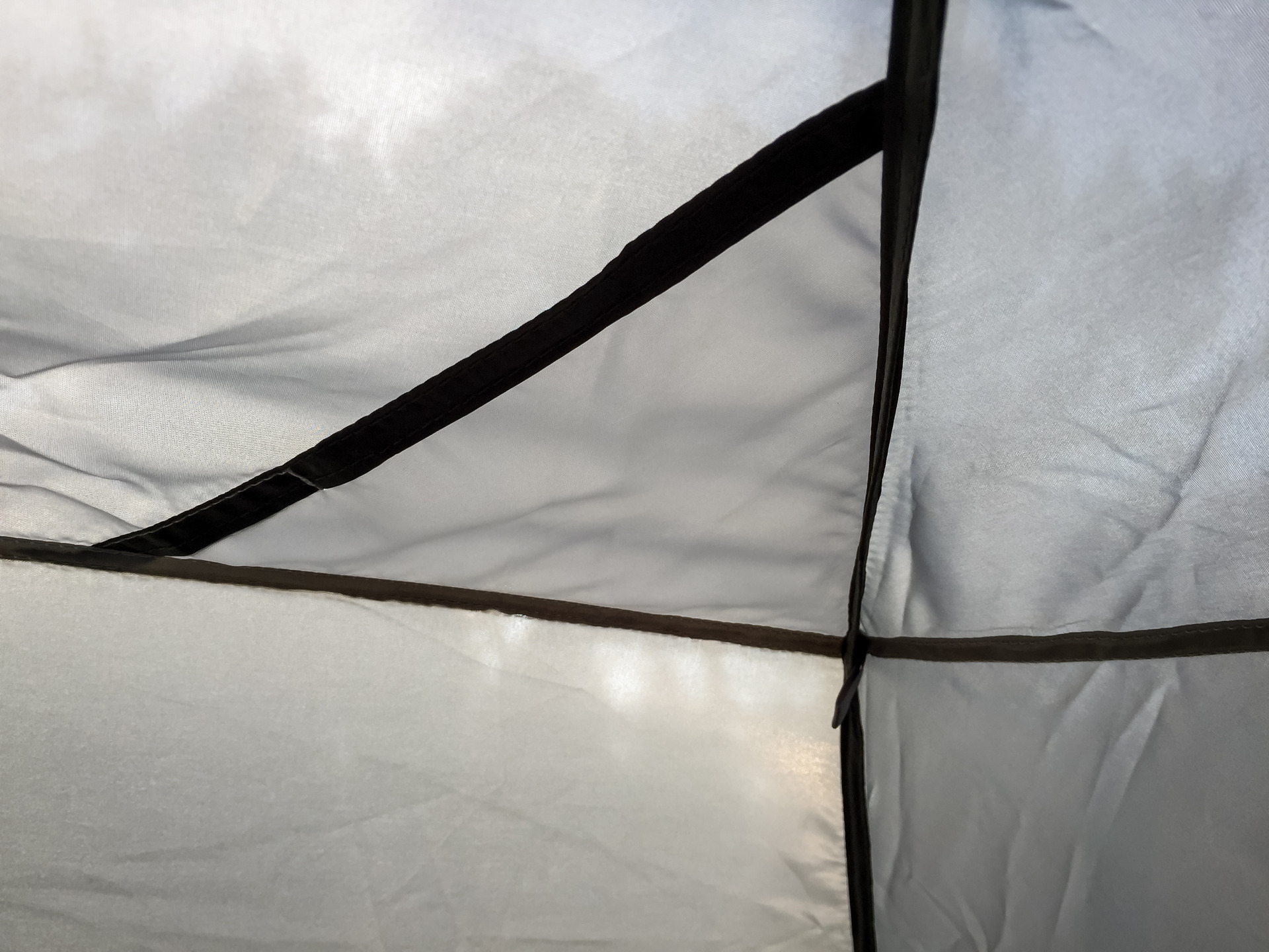 Spacák se v nohách uzavírá zatažením a na druk