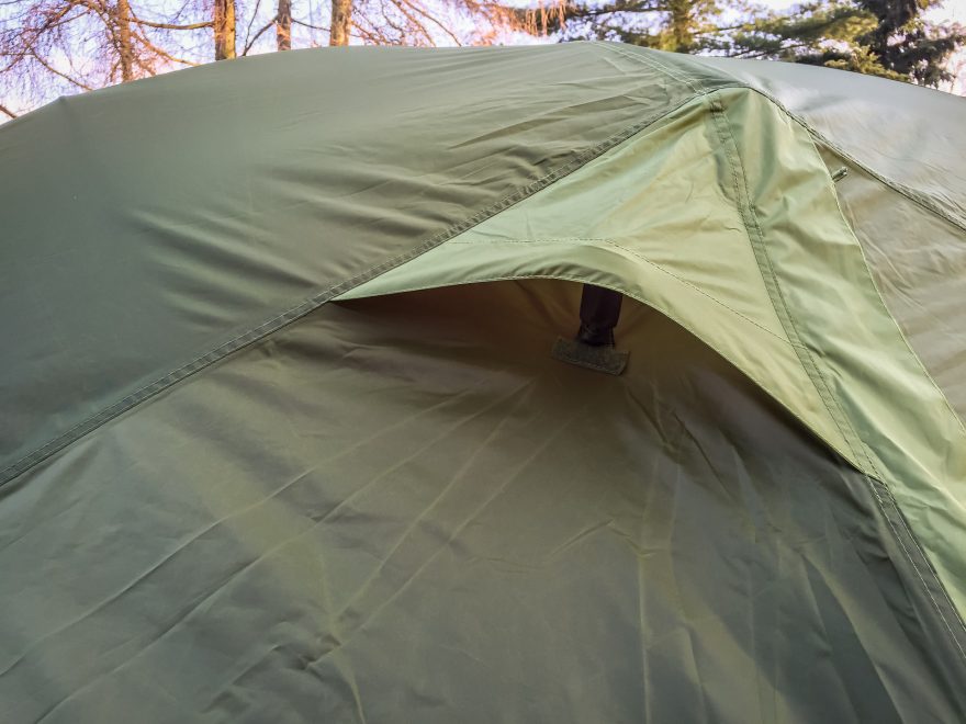 Detail větrání v horní části stanu.