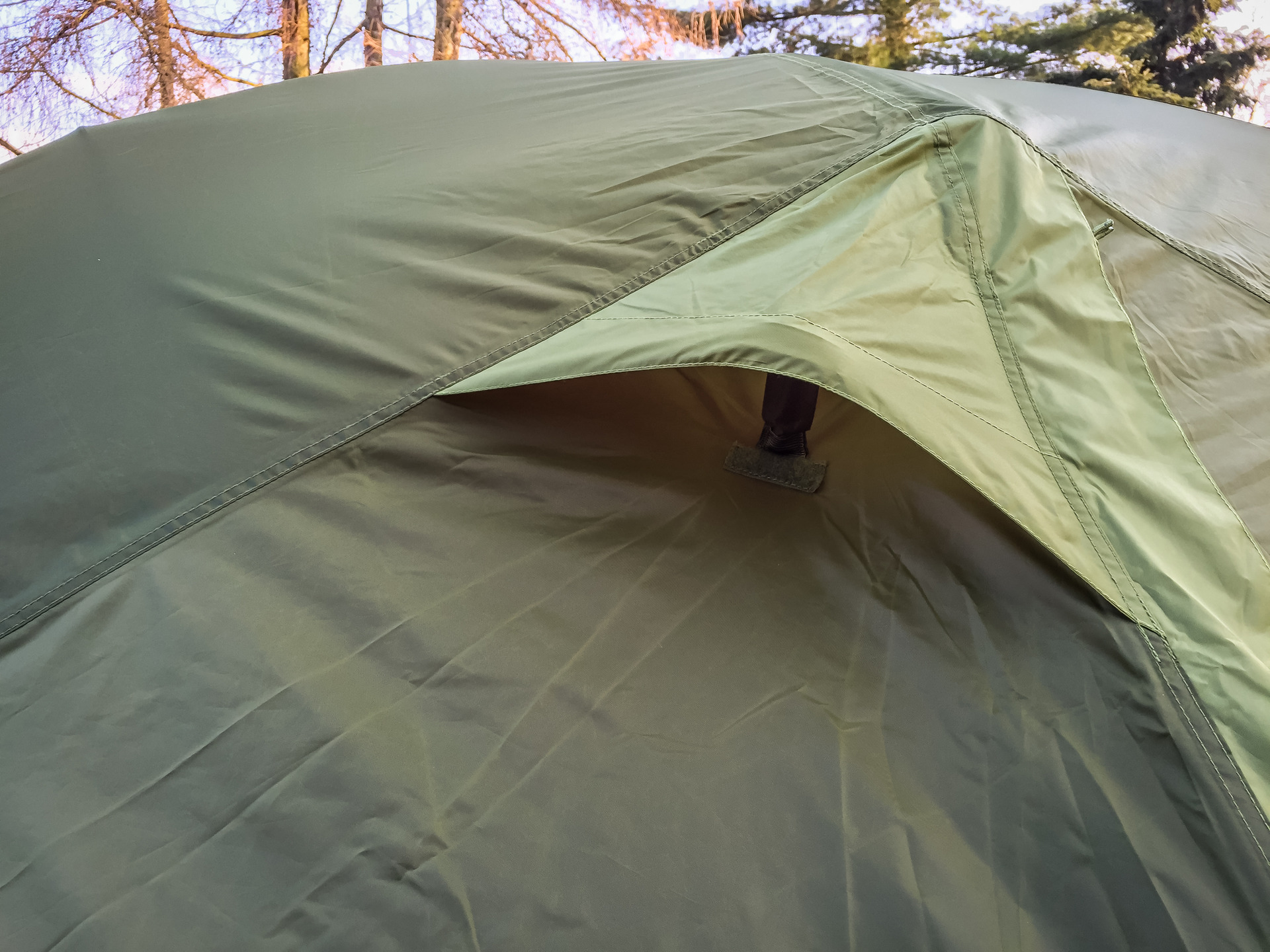 Na spacáku jsou dobře vidět kapsy a zip v plné délce