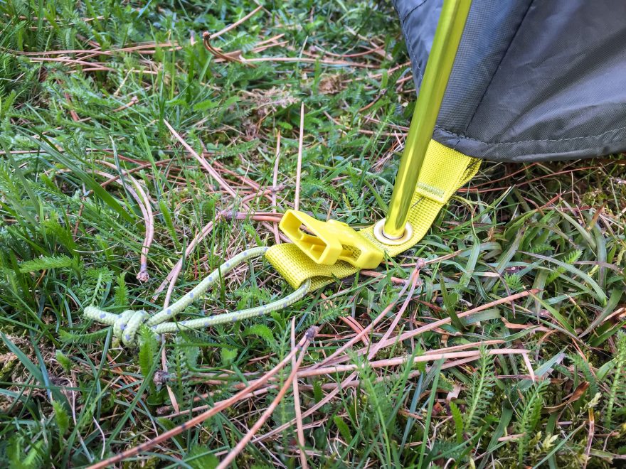 Poutko pro kolík a trojzubec pro připnutí tropika.