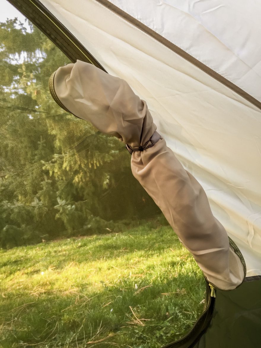 Vnitřní vrstva vchodu se dá pohodlně smotat a zabezpečit poutkem.