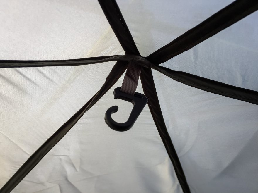 Háček uprostřed vnitřnho stanu pro zavěšení drobností.