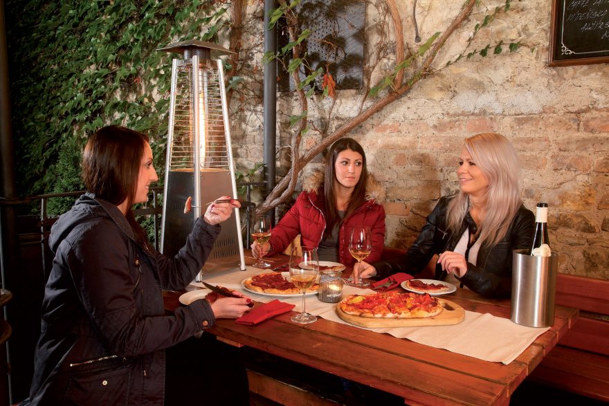 MEVA dodává i teplo pro venkovní posezení.