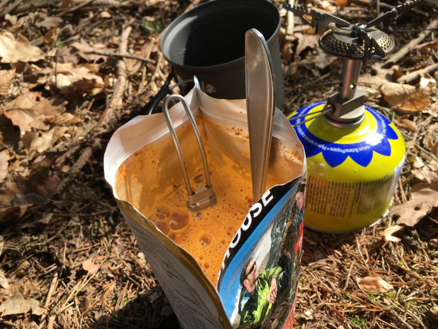 MEVA Spork v porovnání s běžnou lžící v sáčku s hotovkou.