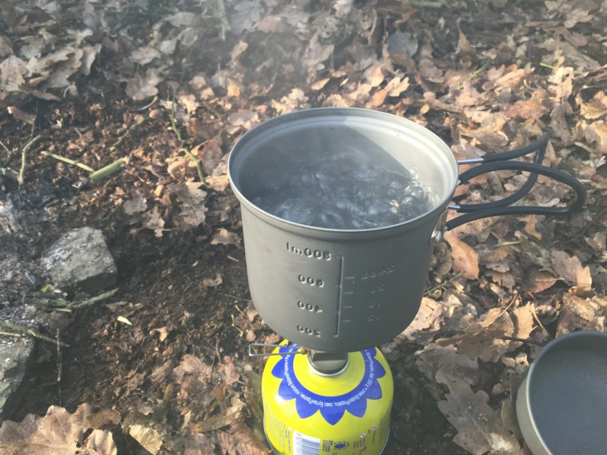 MEVA Vřící voda připravená k zalití hotovek.