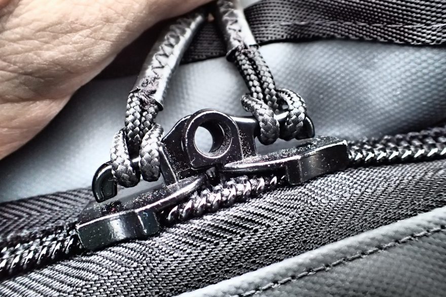 Jezdce tašky Sea to Summit Duffle bag 90 je možnou uzamknout malým visacím zámkem.