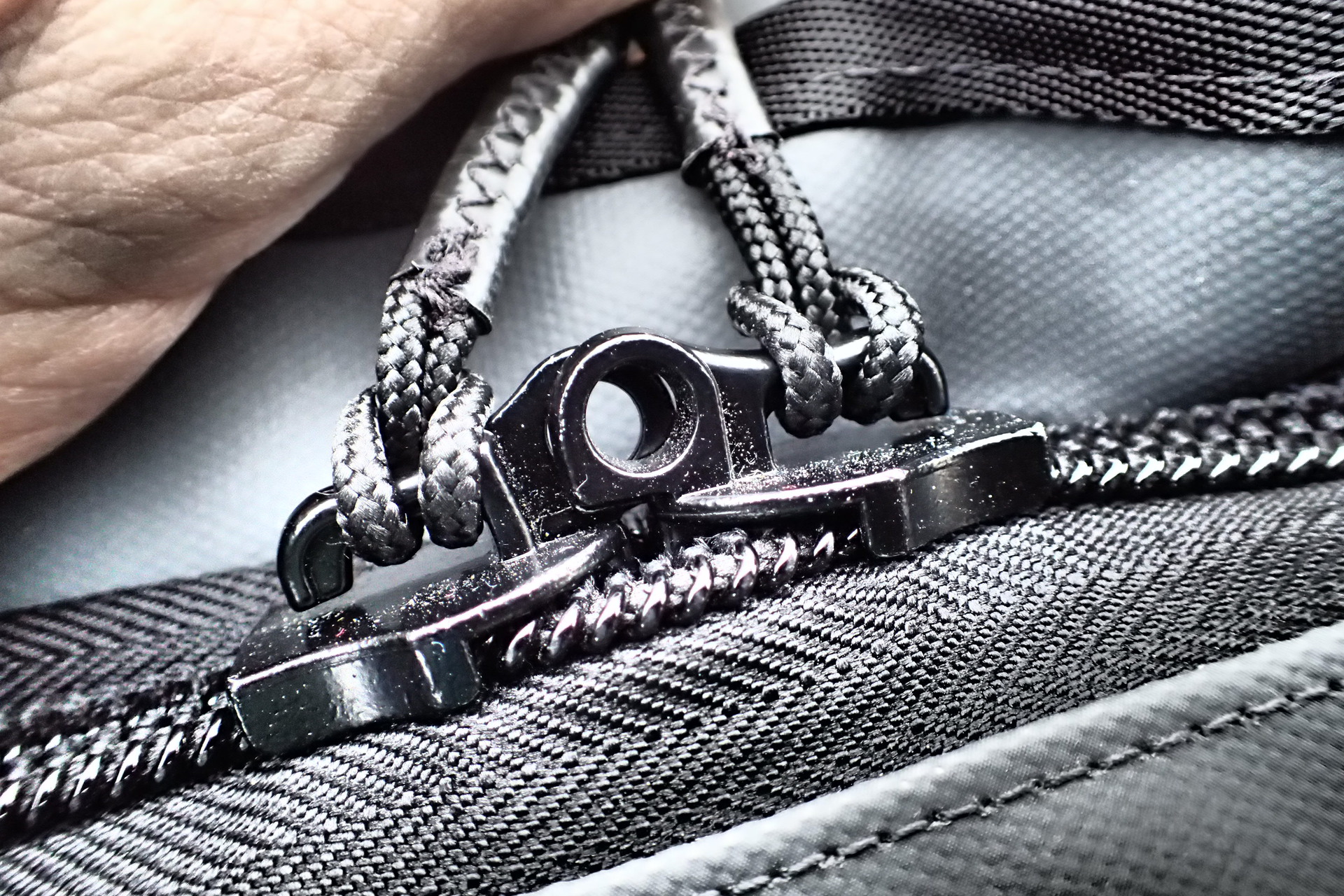 Jezdce tašky Sea to Summit Duffle bag 90 je možnou uzamknout malým visacím zámkem.