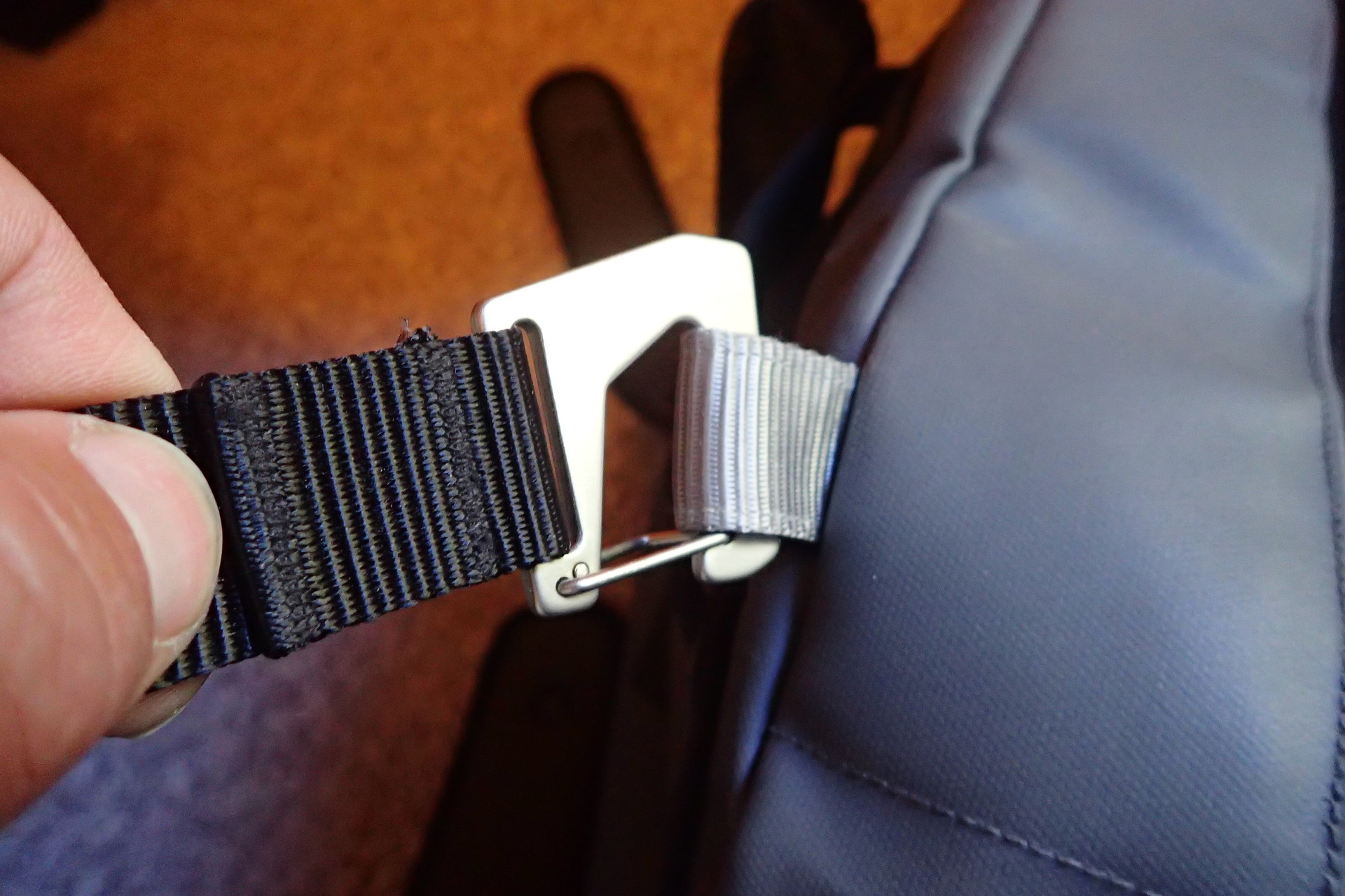 K fixaci nosných popruhů slouží hranaté drátěné karabinky.