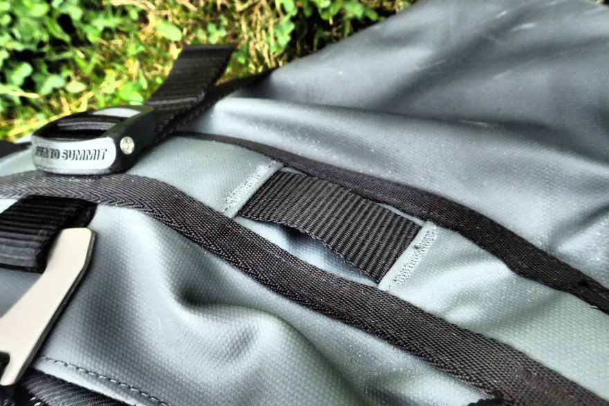 Přídavná popruhová oka pro provlečení popruhů nebo šňůr pro fixaci na různých dopravních prostředcích.