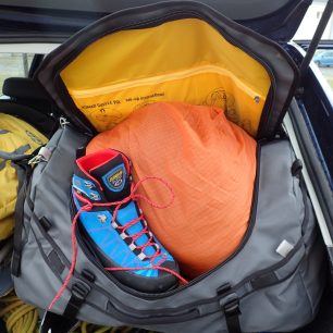 Sea to Summit taška Duffle Bag 90 se žlutou a jasnou podšívkou a potištěnou kapsou na A4.