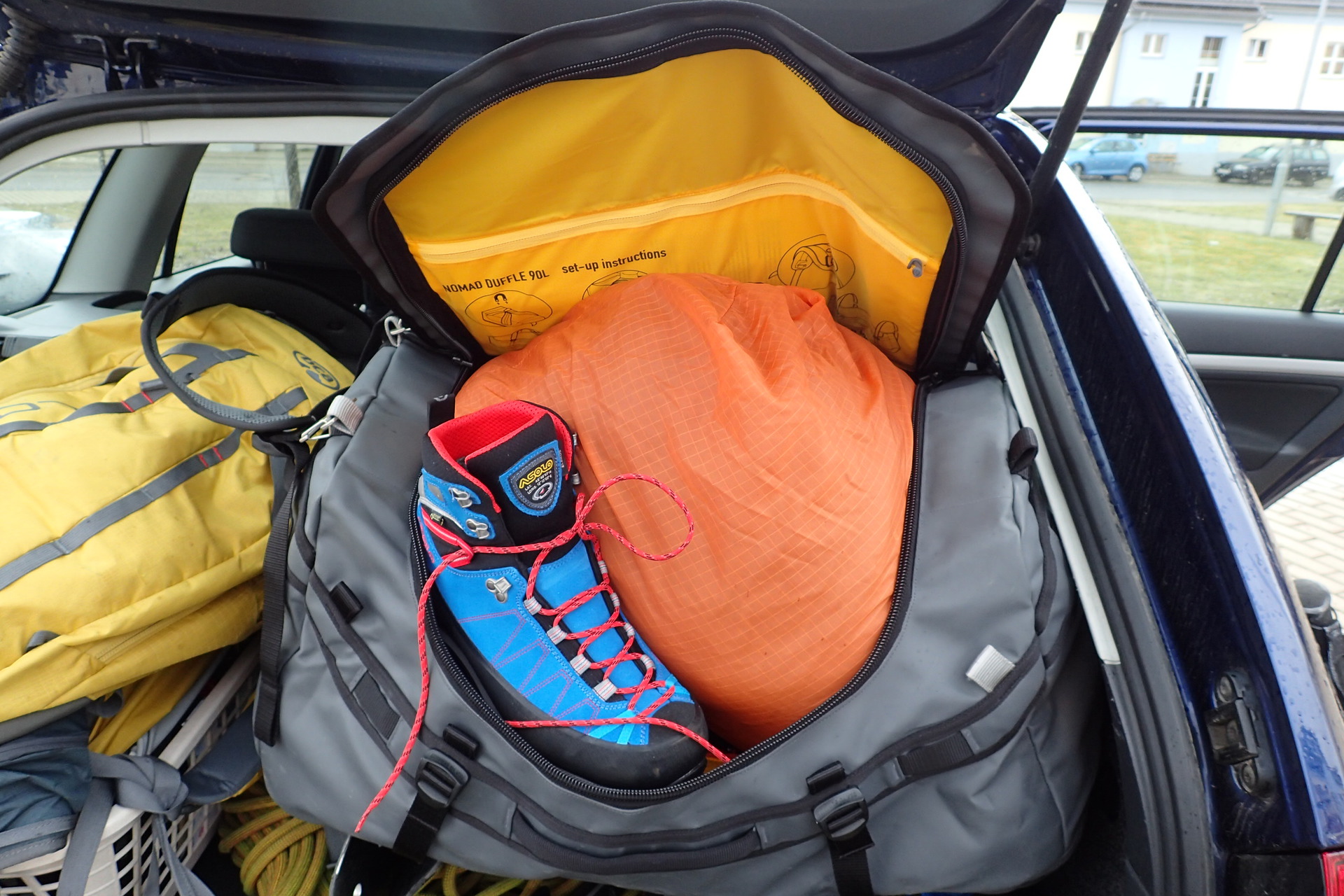 Sea to Summit taška Duffle Bag 90 se žlutou a jasnou podšívkou a potištěnou kapsou na A4.