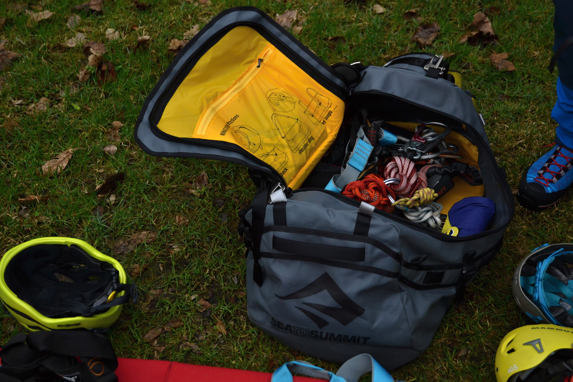 Sea to Summit taška Duffle Bag 90. Na vnitřní kapse je návod na různé způsoby nošení.