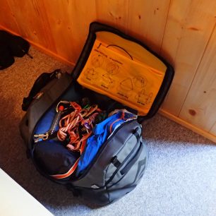 Sea to Summit taška Duffle Bag v litráži 90 litrů pohodlně pojme vybavení na skialpový víkend.