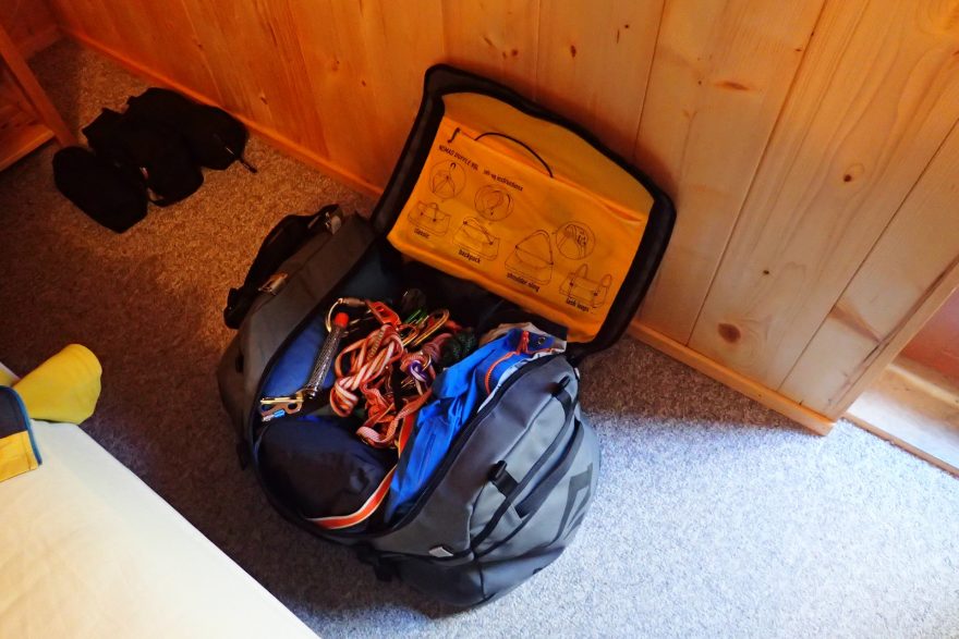 Sea to Summit taška Duffle Bag v litráži 90 litrů pohodlně pojme vybavení na skialpový víkend.