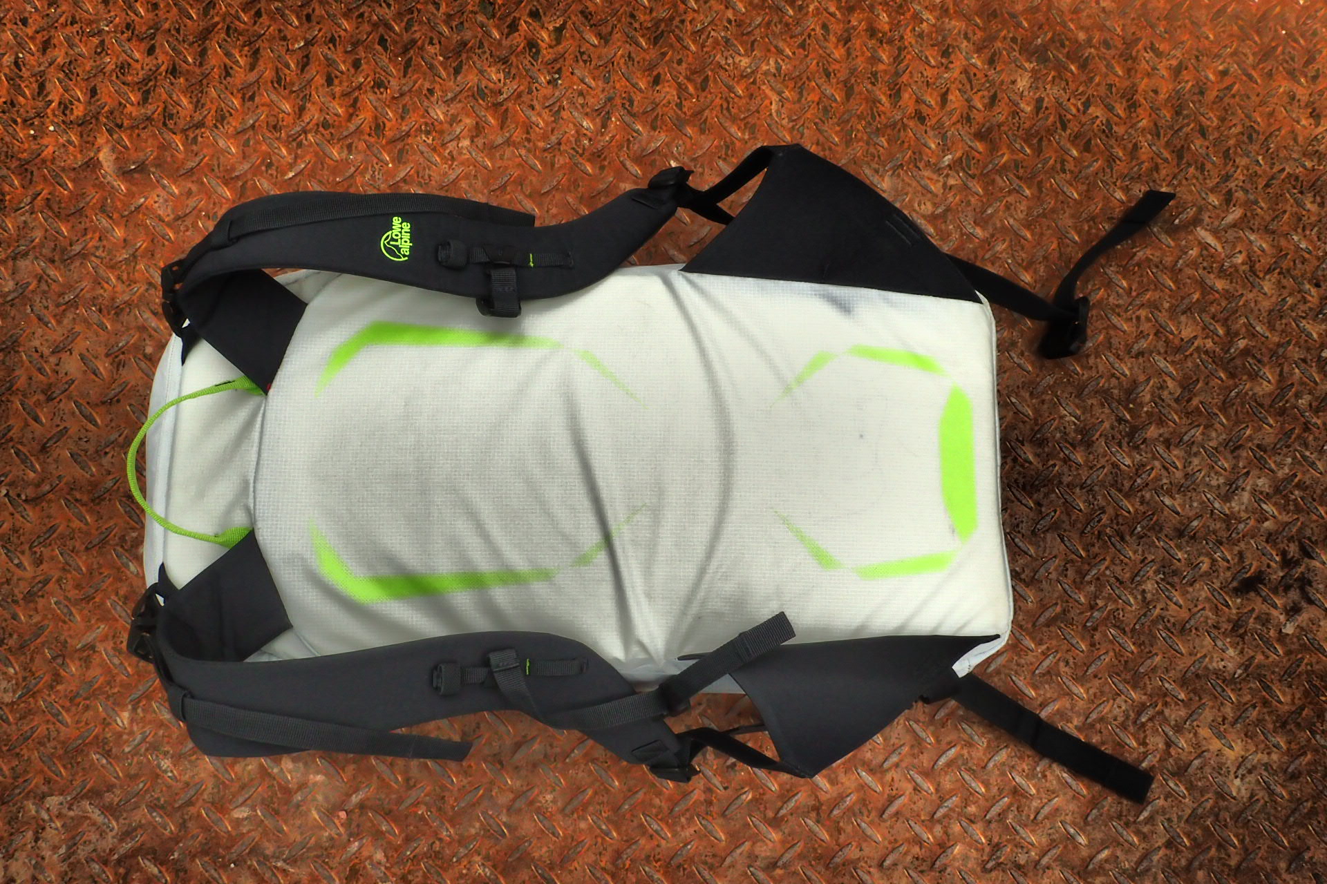 Anatomicky tvarované ramenní popruhy batohu Lowe Alpine Ascent Superlight 30.