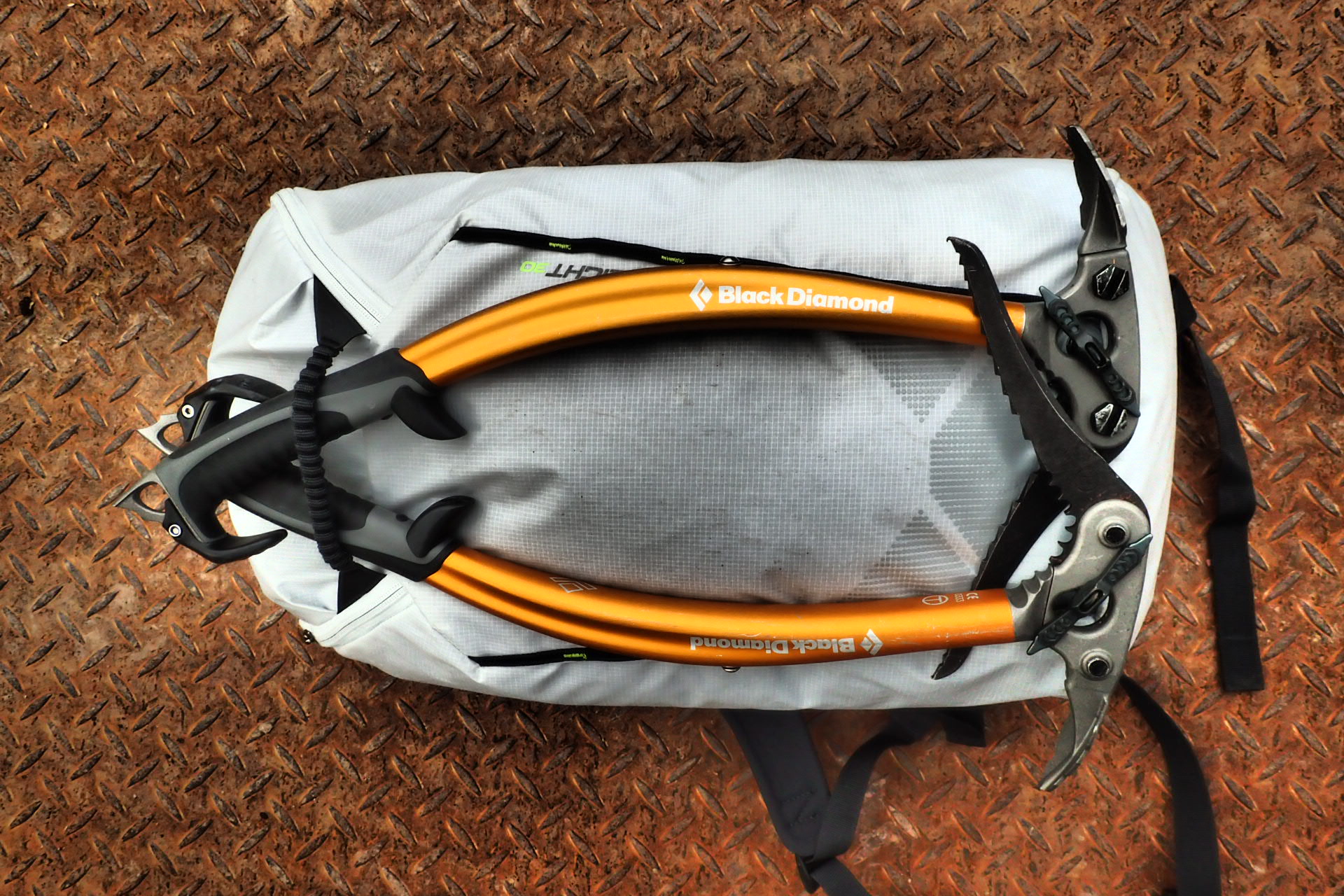 Celkový pohled na systém HeadLocker pro zafixování cepínu pouze jednou rukou.