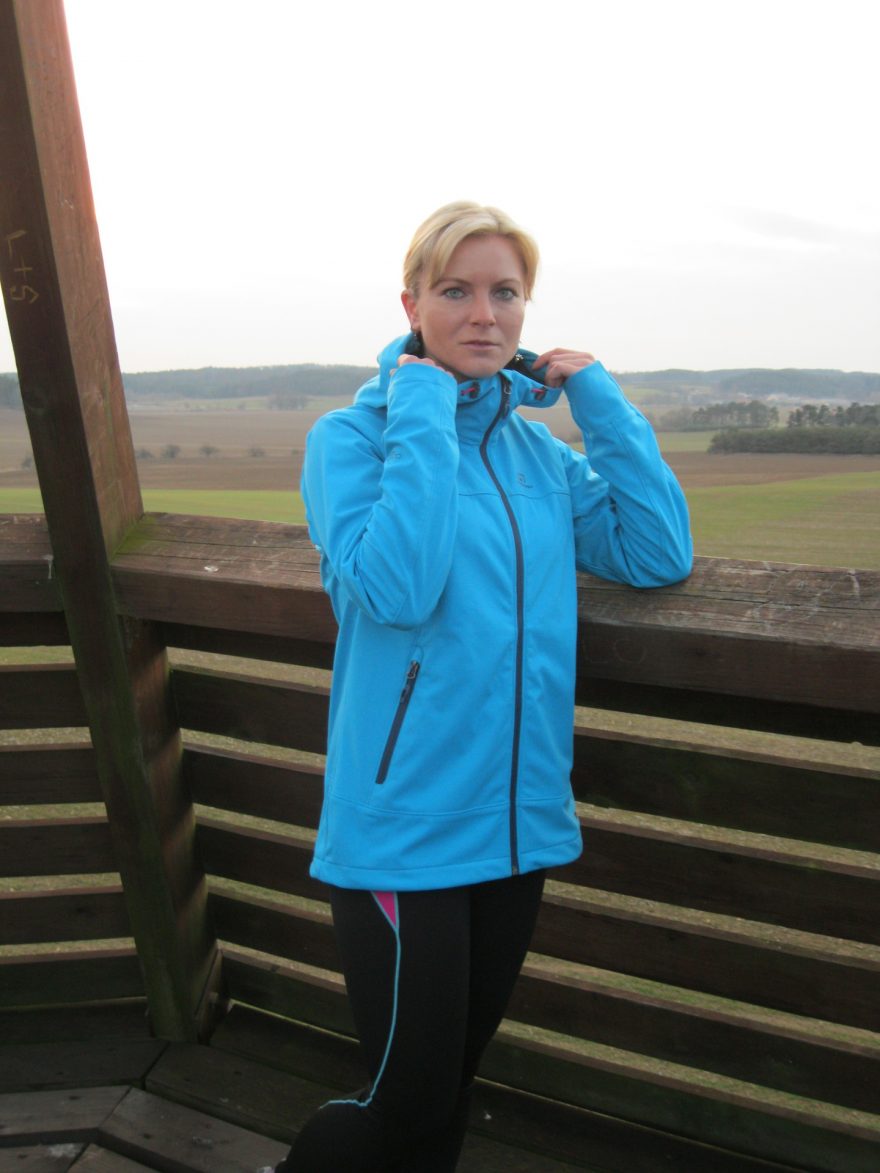 Dámská softshellová bunda HANNAH Ellery během testování - chůze v přírodě.