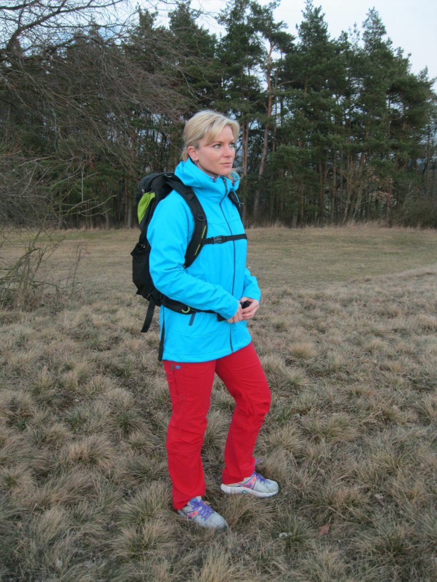 Dámská softshellová bunda HANNAH Ellery během testování - nošení batohu.