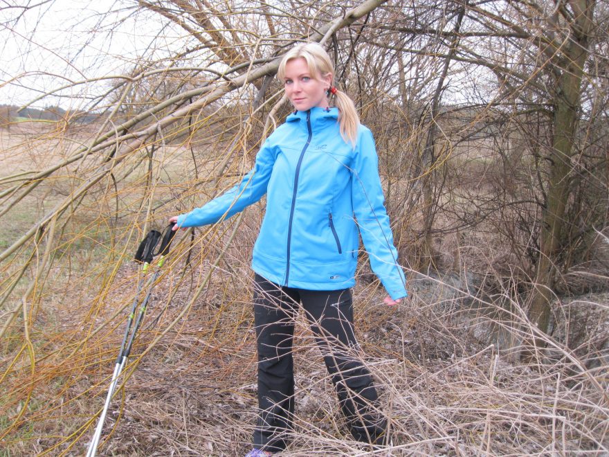 Dámská softshellová bunda HANNAH Ellery během testování v rozmanitém terénu.