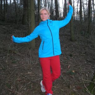 Dámská softshellová bunda HANNAH Ellery během testování v rozmanitém terénu.