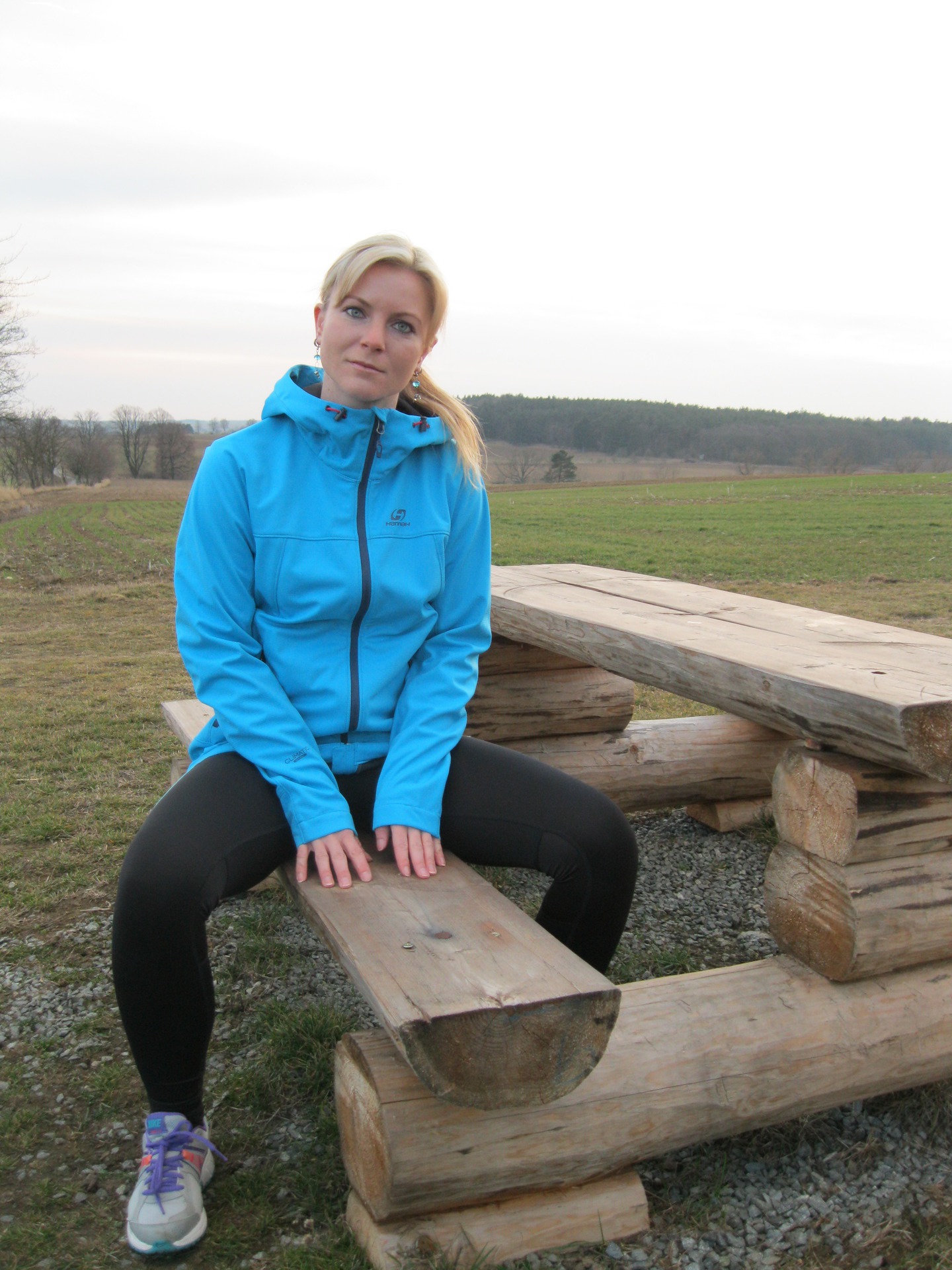 Dámská softshellová bunda HANNAH Ellery díky prodlouženému zadnímu dílu chrání i zadek.