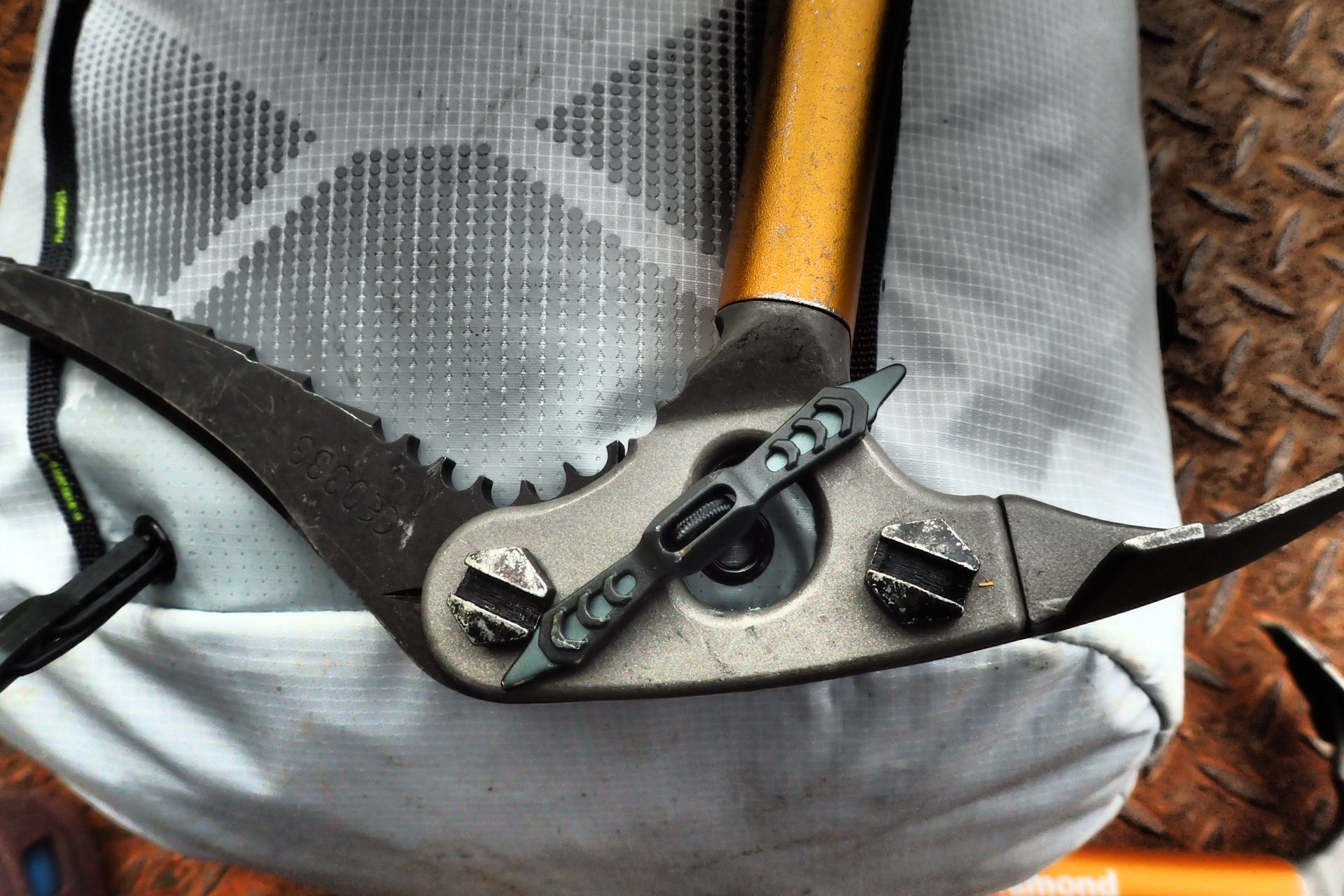 Detail systému HeadLocker pro zafixování cepínu pouze jednou rukou.