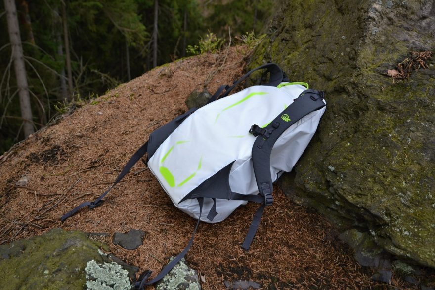 Lowe Alpine Ascent Superlight 30 má zcela hladká záda.