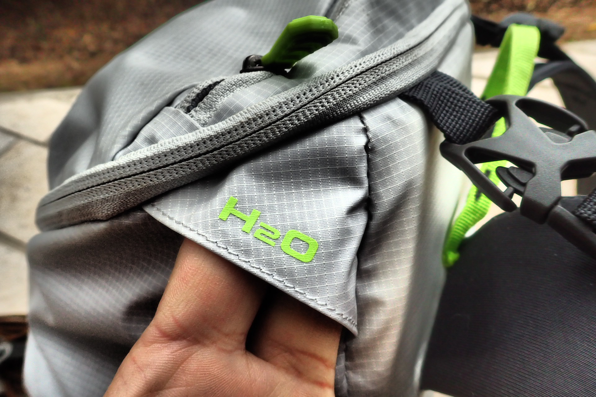 Otvor na vývod hadičky od hydro vaku je dostatečně velký i pro prostrčení hadičky s izolací.