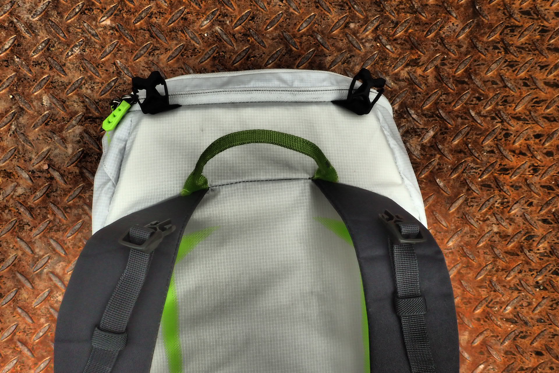 Pod balanční popruhy batohu Lowe Alpine Ascent Superlight 30 se dá takto vložit lano.