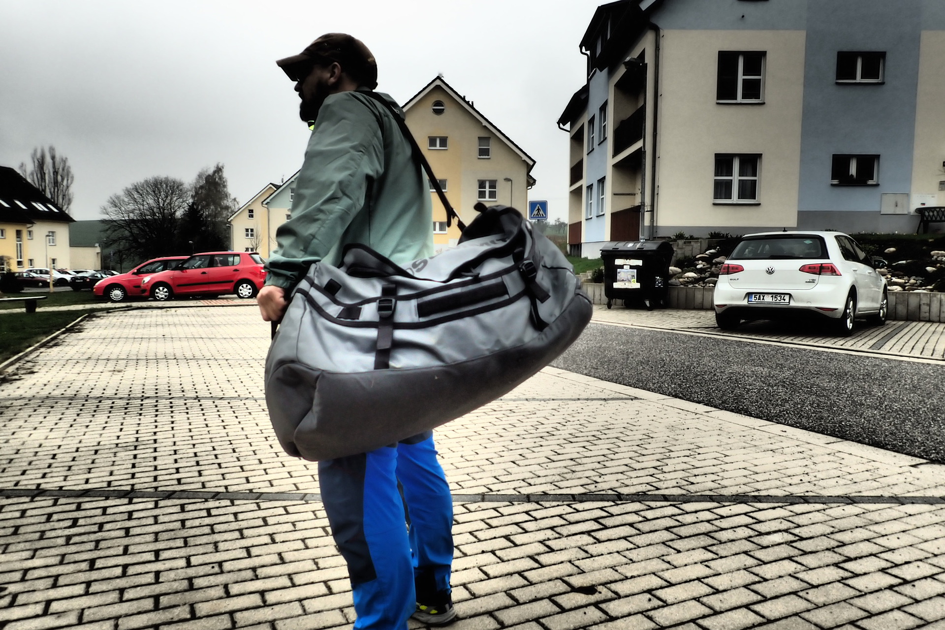 Spojením dvou popruhů vznikne z Duffle bagu klasická taška přes rameno.