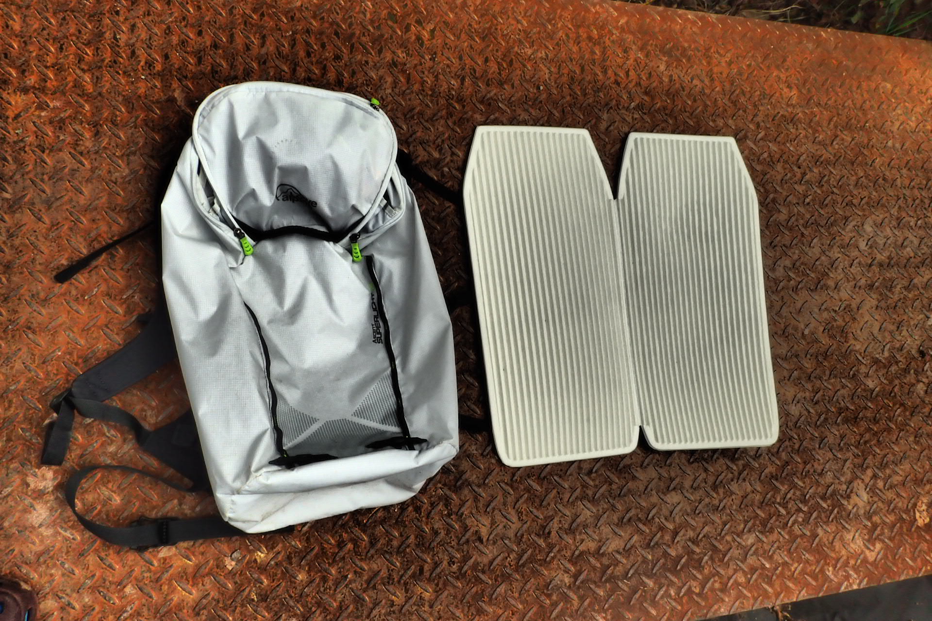 Takto vypadá vytažená karimatka ze zad batohu Superlight 30.