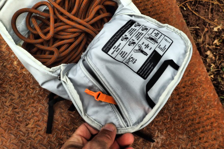 Ve vniřní kapse ve víku je navíc plastová karabinka na klíče.